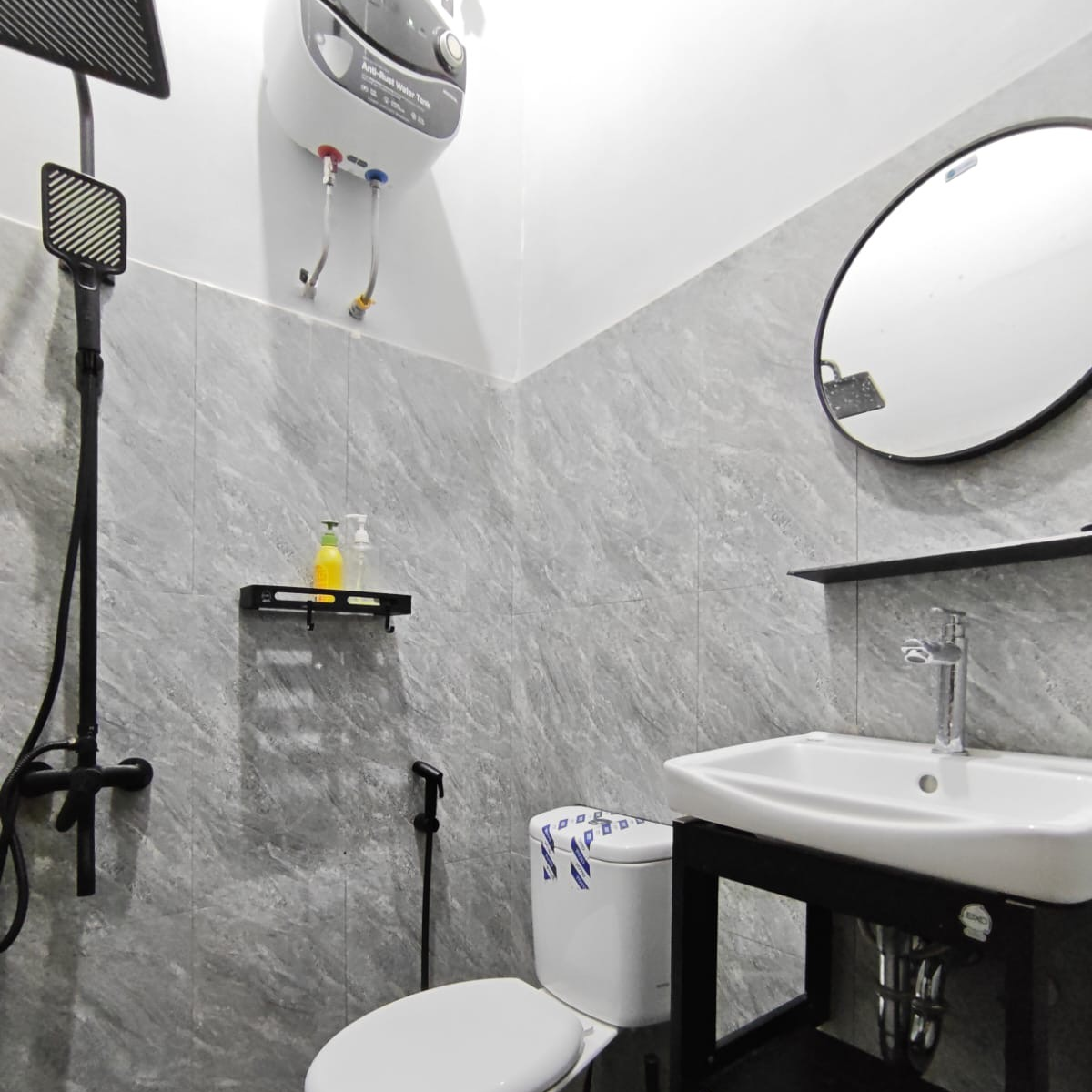 Kos Ta Makassar. Kos Industrialis, Premium, Eksklusif, Lengkap, Mewah, Sultan, Smart TV, Campur, Wifi Gratis, Kulkas, AC, Air Panas, Shower, dll.