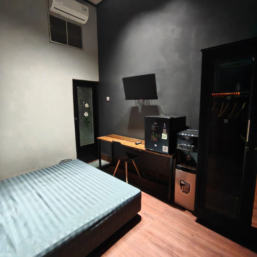 Kos Ta Makassar. Kos Industrialis, Premium, Eksklusif, Lengkap, Mewah, Sultan, Smart TV, Campur, Wifi Gratis, Kulkas, AC, Air Panas, Shower, dll.