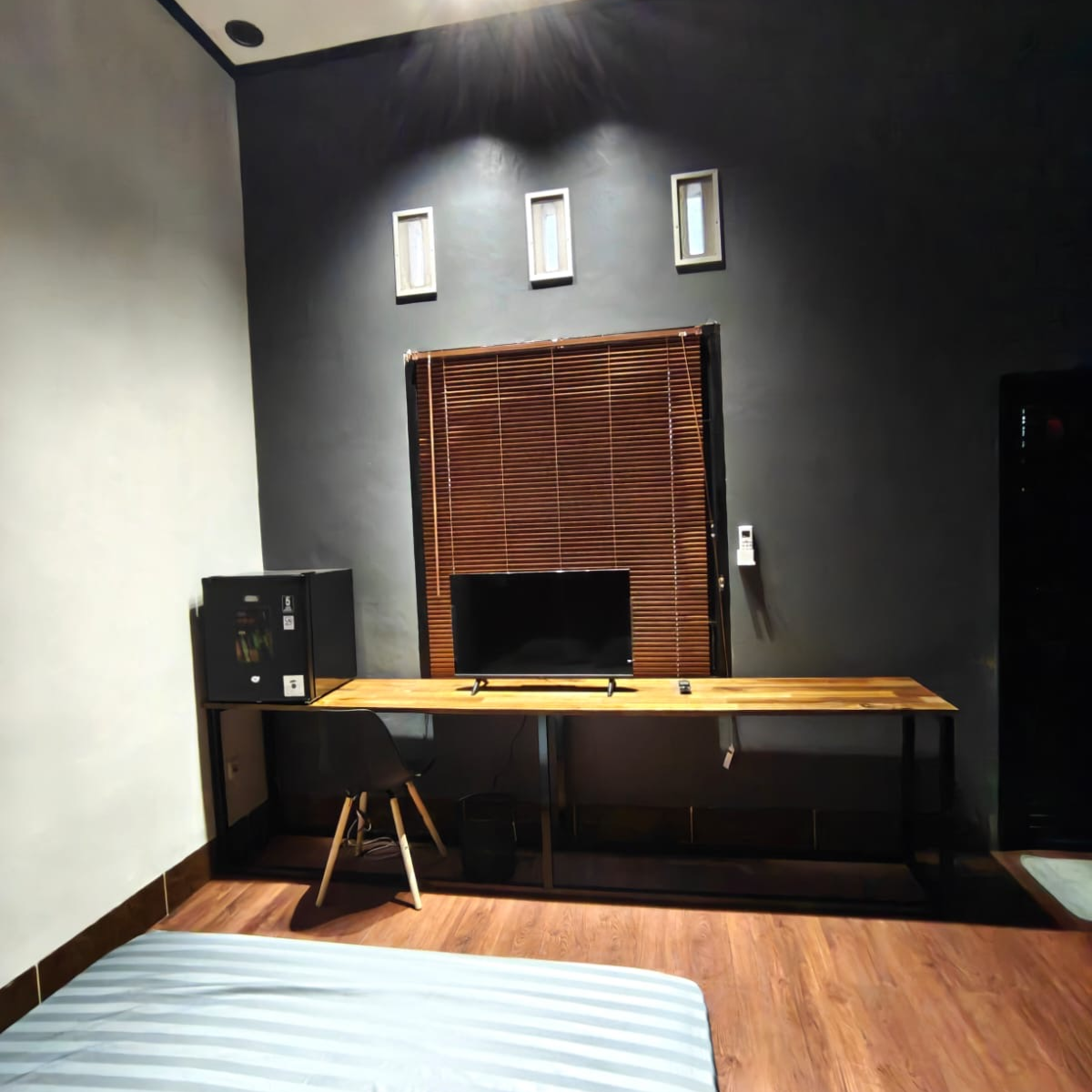 Kos Ta Makassar. Kos Industrialis, Premium, Eksklusif, Lengkap, Mewah, Sultan, Smart TV, Campur, Wifi Gratis, Kulkas, AC, Air Panas, Shower, dll.