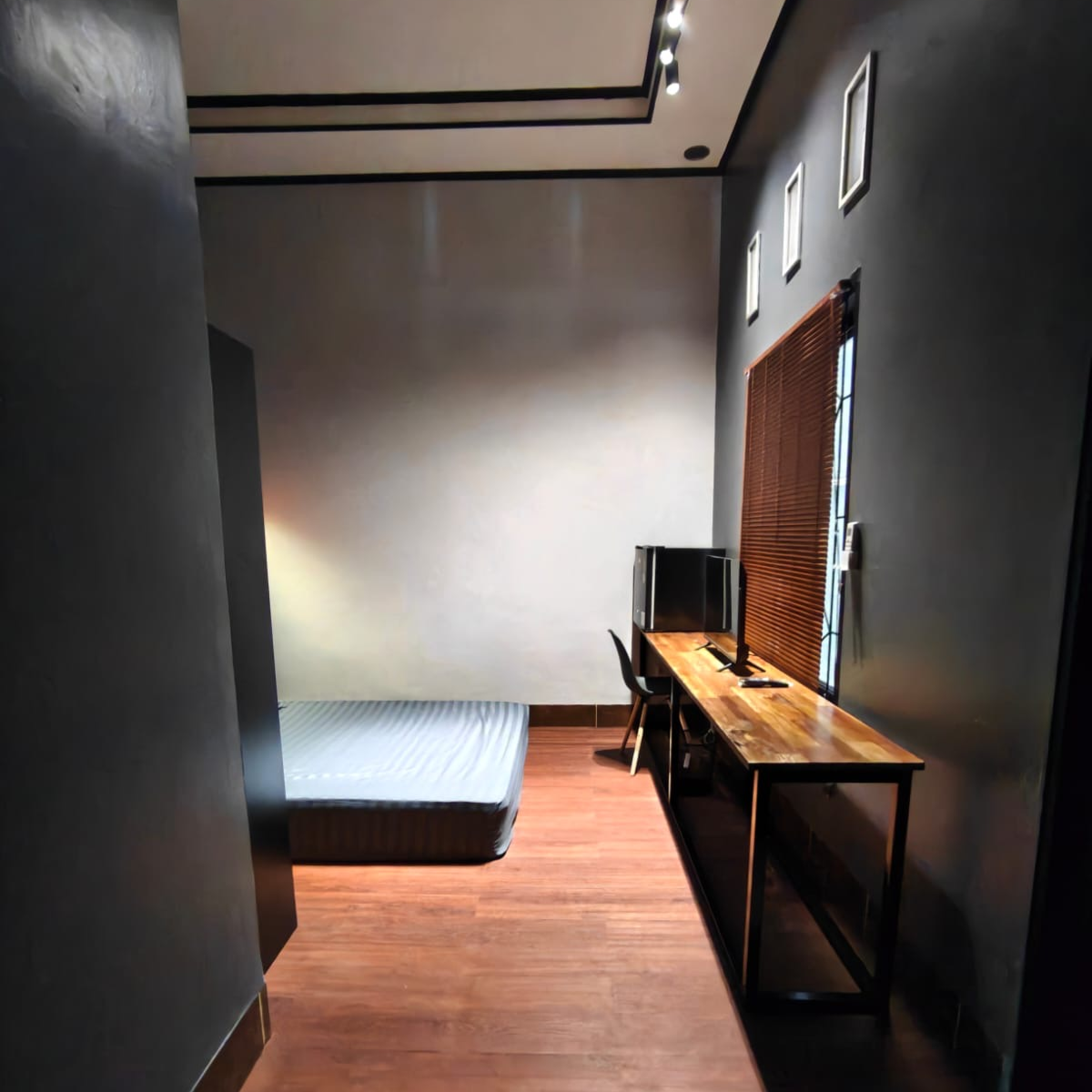 Kos Ta Makassar. Kos Industrialis, Premium, Eksklusif, Lengkap, Mewah, Sultan, Smart TV, Campur, Wifi Gratis, Kulkas, AC, Air Panas, Shower, dll.